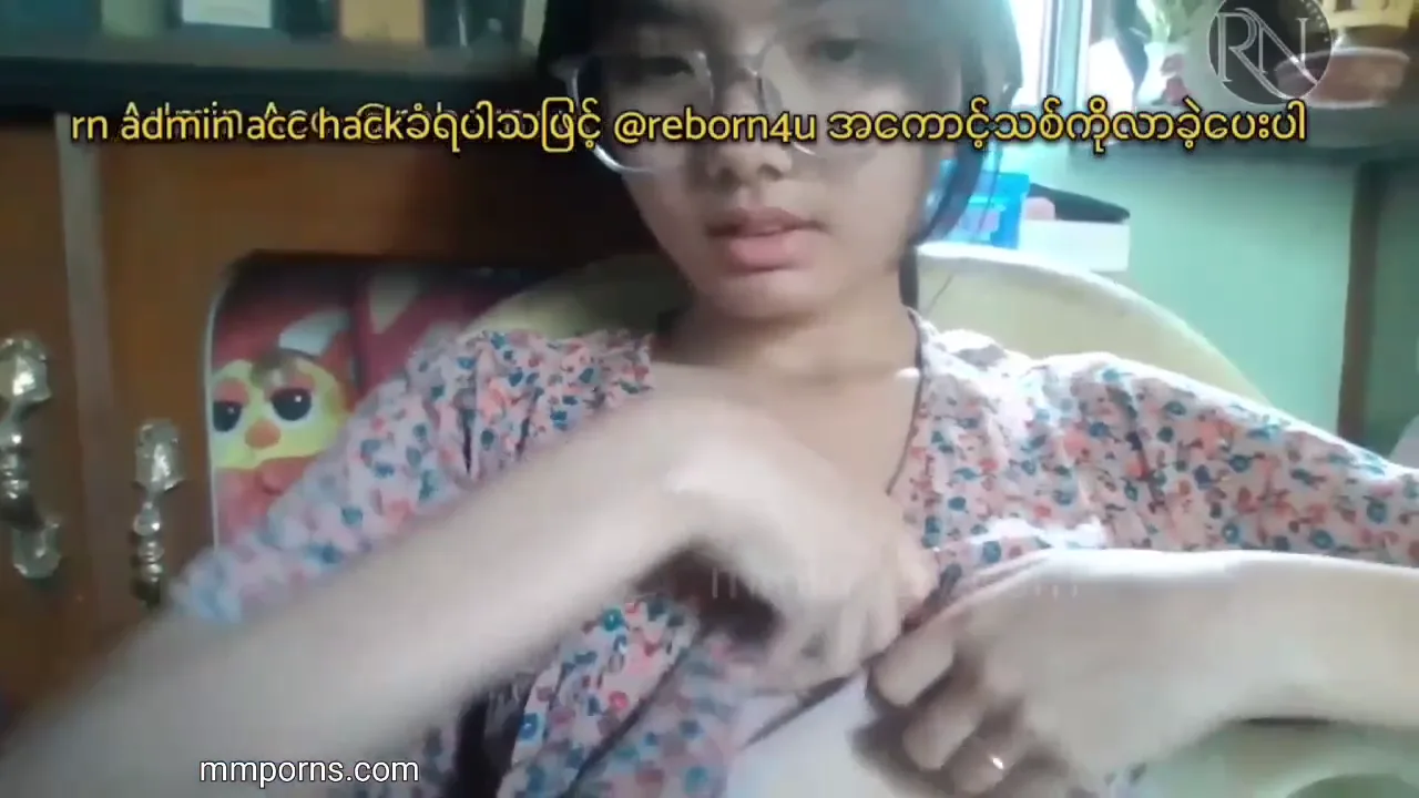 မျက်မှန်လေးနဲ့နို့ကိက်တဲ့စော်လေး စဖုတ်ဖြဲပြ