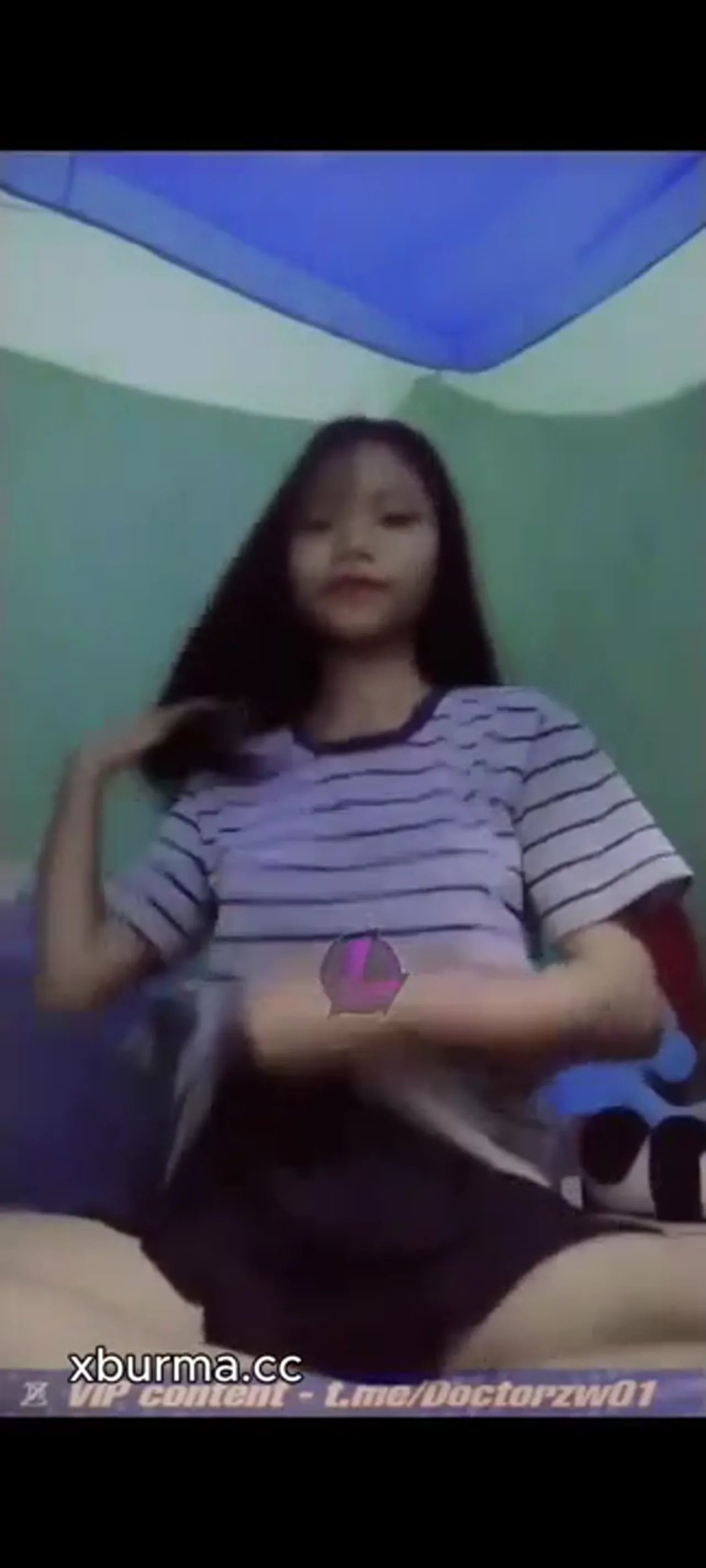 ညအိပ်ယာဝင်ခါနီး အခန်းထဲမှာ တစ်ယောက်တည်း စိတ်ကြိုက်ဆော့နေတဲ့ စော်လေး