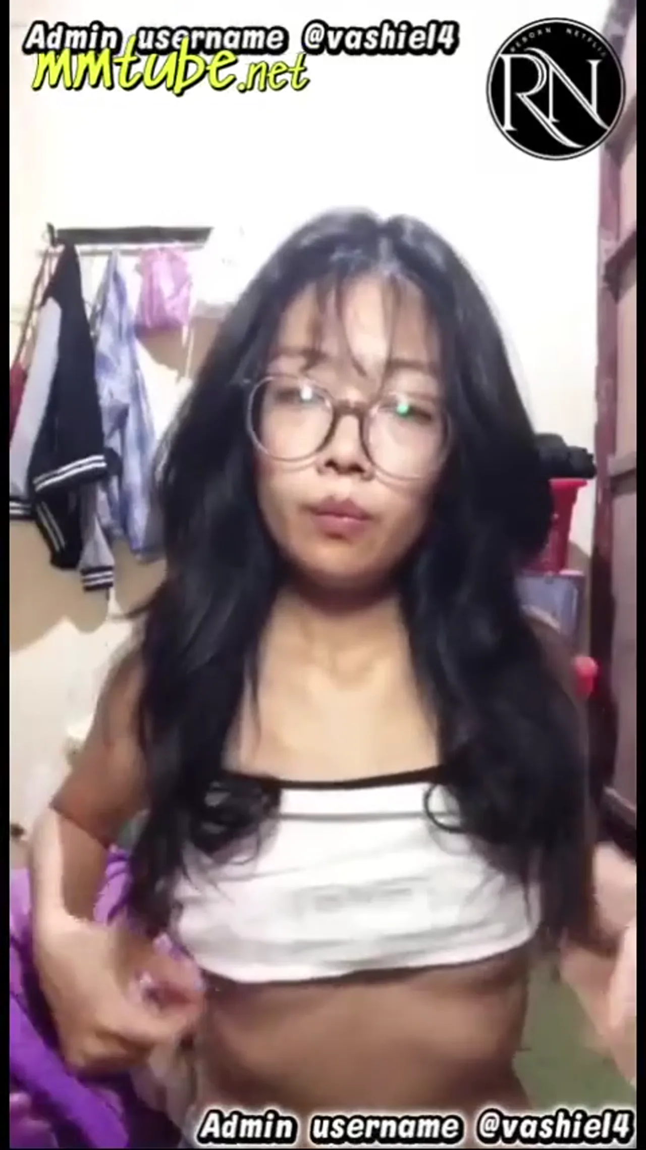 မှန်ကြောင်လေးရဲ့အဖုတ်အလှလေးကိုနှိုက်ပြတာ