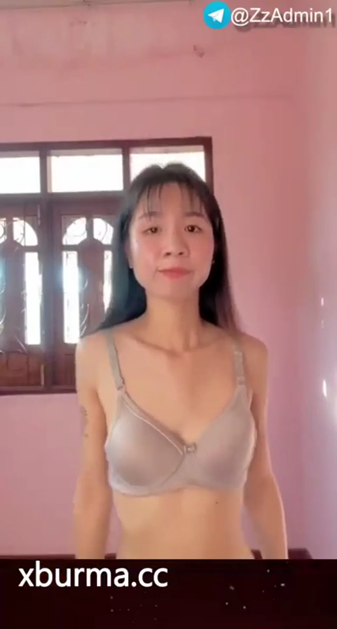 ဘော်ဒီသွယ်သွယ်လေးနဲ့ စော်လေးကို ဖင်ကုန်းခိုင်းပြီး စိတ်ကြိုက်ဆော့ကစားပြနေတဲ့ဗီဒီယို