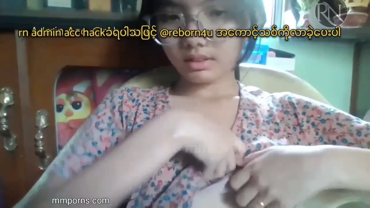 နို့လေးကိုညှစ်ပြီး ကောင်းနေတဲ့ မျက်မှန်နဲ့ကောင်မလေး