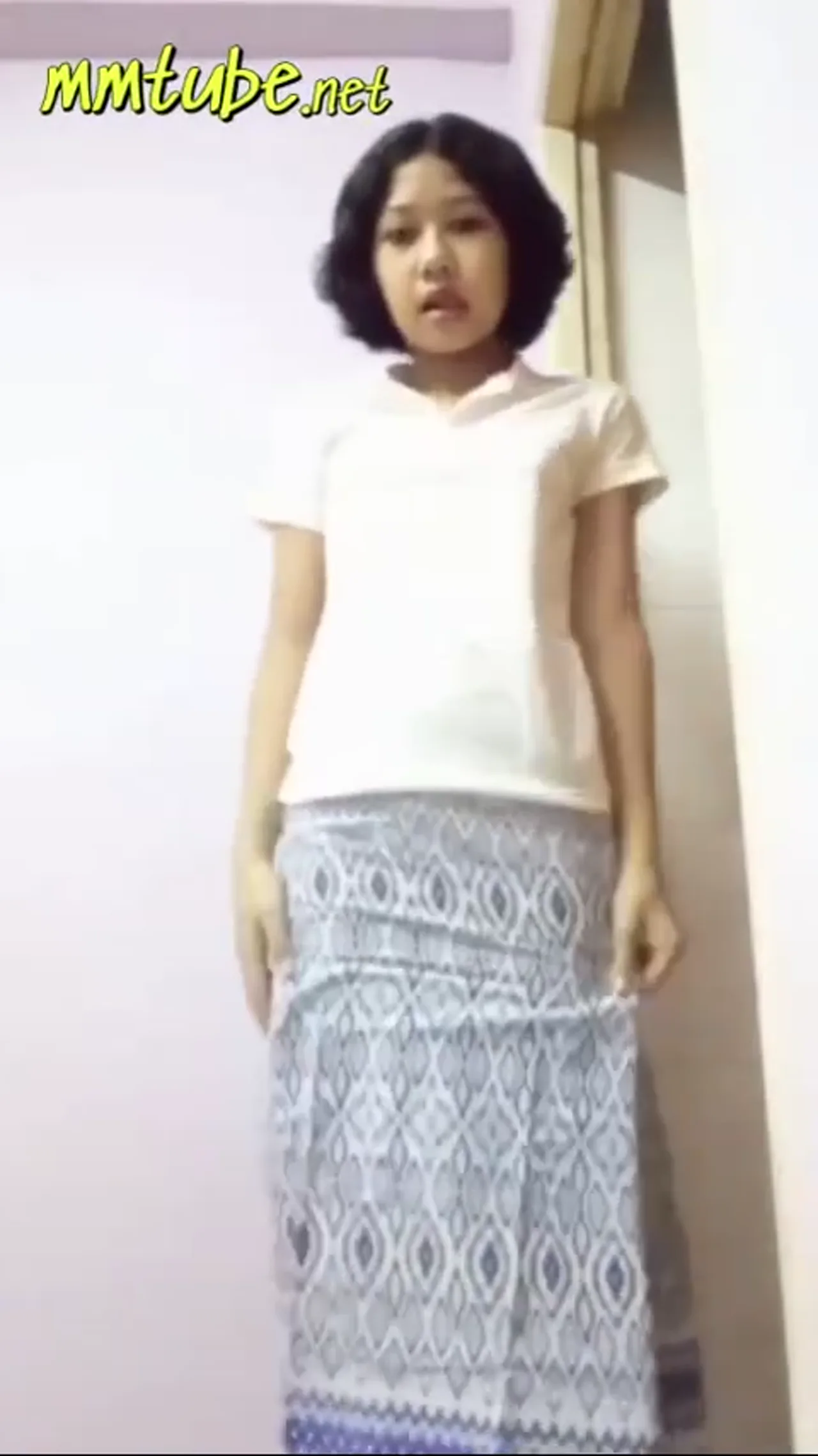 ထမိန်လေးချွတ်ပီးစဖုတ်နှိုက်ကာထန်ပြတဲ့စော်